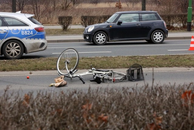 68-letnia rowerzystka została potrącona przez samochód dostawczy, którego kierowca wykonywała manewr cofania. Zdarzenie miało miejsce w Runowie Krajeńskim.