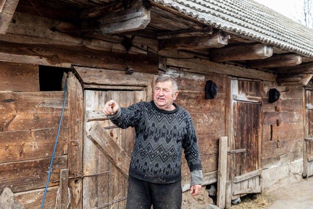 Gienek wraz z synem Andrzejem są rolnikami z Podlasia. Stali się znani dzięki udziałowi w programie "Rolnicy. Podlasie".