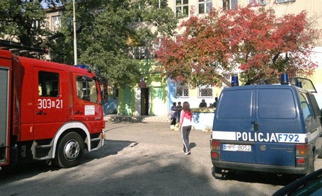 Ewakuacja gimnazjalistów na ul. Tuwima. Rozpylono gaz pieprzowy (zdjęcia)