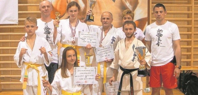 Zawodnicy Koneckiego Klubu Karate Kyokushin ostatnio bardzo dobrze wypadli na zawodach rozegranych w Polsce i Austrii. Na zdjęciu ze swoim trenerem Mateuszem Garbaczem (z prawej).