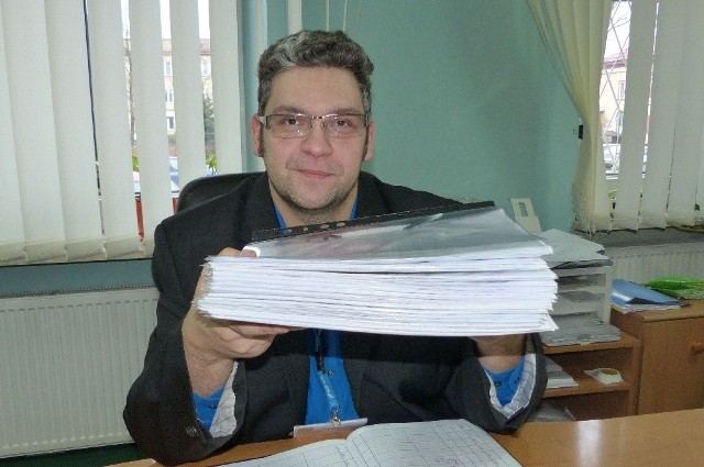 Mariusz Malik, podinspektor w skarżyskim magistracie pokazuje grubą tekę z podpisami osób popierających rozpoczęcie budowy droginr7 między Skarżyskiem a granicą z Mazowszem, wraz ze stworzeniem “Węzła Północ”.