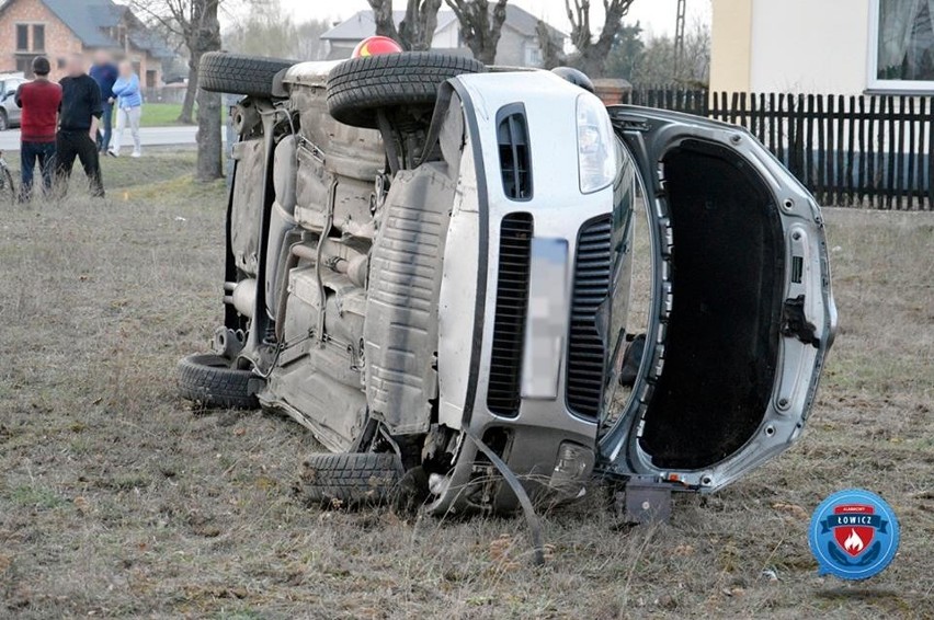 Groźny wypadek pod Łowiczem. Zasłabła za kierownicą [ZDJĘCIA]