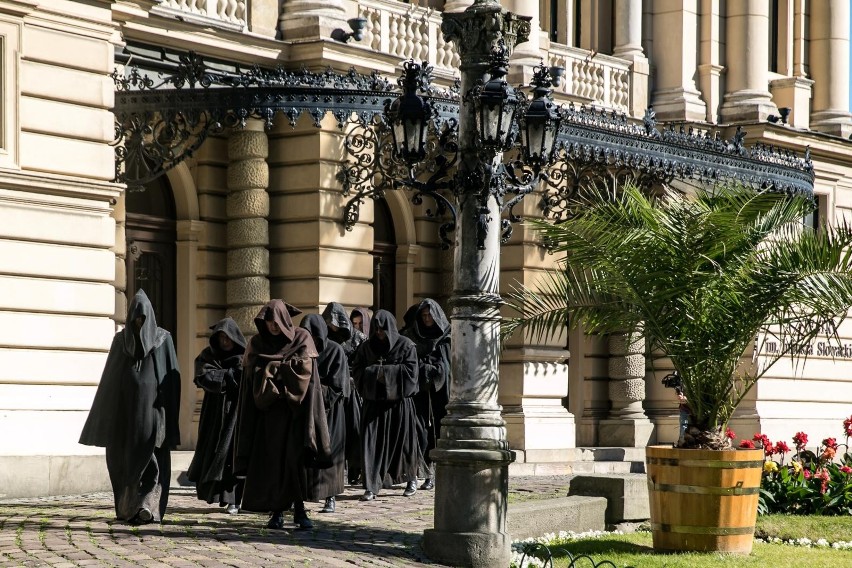 Latem aktorów teatru można było zobaczyć w kostiumach ze...