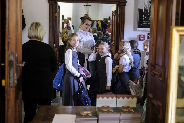 W czwartek, 22 września w Muzeum Archidiecezjalnym odbyło się spotkanie z autorką Elizą Piotrowską, która opowiadała i czytała książkę „Godziemba. Opowieść o Janie Lubrańskim. W wydarzeniu uczestniczyło wiele dzieci z klas III – V. Kolejne zdjęcie --->
