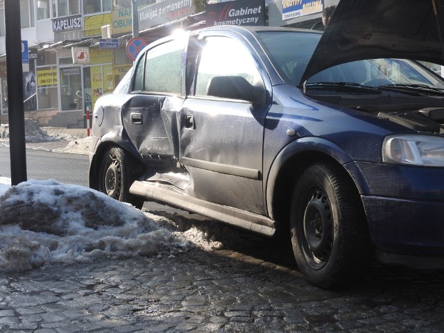 Dziś przed południem w centrum Białegostoku doszło do wypadku z udziałem dwóch samochodów osobowych - opla i volkswagena. Szczegółowe okoliczności wypadku wyjaśnia policja.
