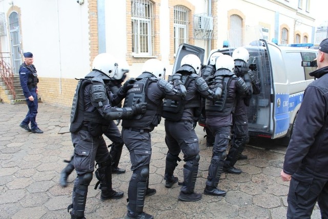 Służba więzienna, policja i straż pożarna prowadziły wspólne ćwiczenia na terenie Zakładu karnego w Inowrocławiu