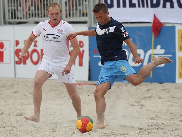 Vacu Activ w mistrzostwach Polski w beach soccerze w Ustce stoczył zażartą walkę, ale przegrał najpierw z Etą Zagłębie Dąbrowa Górnicza 6:7 (2:6, 0:0, 4:1) i Grembachem Łódź 5:7 (1:1, 2:2, 2:4).