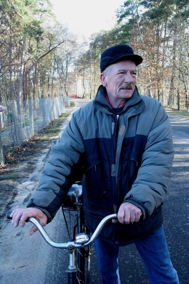 - Działkę mam już piętnastu lat - mówi pan Czesław. - Od tego czasu nic się nie zmieniło. Postawili tylko ogrodzenie.