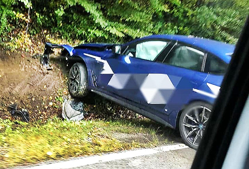 Nad Jeziorem Rożnowskim auto zawisło ponad przydrożnym rowem niczym mostek