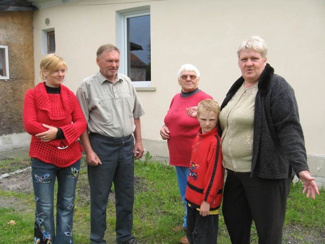 - Świetlicę mogli urządzić gdzie indziej, a nie w naszym domu - mówią (od lewej) córka Dorota, Adam Hnatyszyn, Wanda, mama Ewy, wnuczek Rafał i Ewa Hnatyszyn.