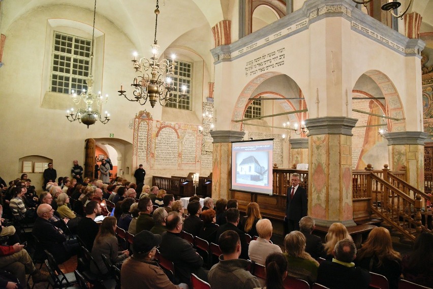 Synagoga w Tykocinie zyskała nowe meble