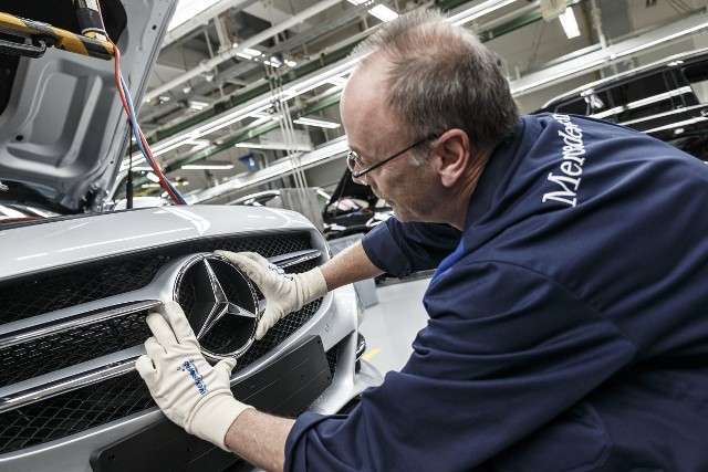 W ostatnim miesiącu ubiegłego roku Polacy kupili i zarejestrowali 8 704 nowe samochody klasy premium, o 28,80 proc. więcej w zestawieniu z listopadem 2020 r. oraz o 5,69 proc. mniej niż w grudniu roku 2019. W całym 2020 roku krajowe wydziały komunikacji zapisały w swoich bazach danych 75 290 samochodów z wyższej półki, o 4,63 proc. (3 653 egz.) mniej w zestawieniu z poprzednim rokiem. Fot. Daimler