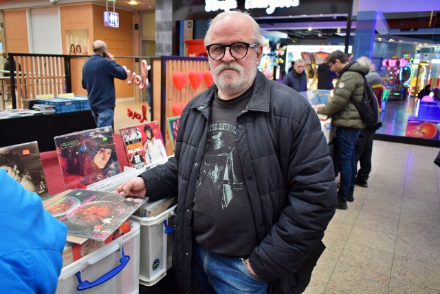 Pan Tomasz kolekcjonuje vinyle od prawie 50 lat. Sam twierdzi, że na swojej pasji "zjadł zęby". Brakuje mu stałej giełdy w naszym mieście, choć i w sobotę trafił na kilka okazji.