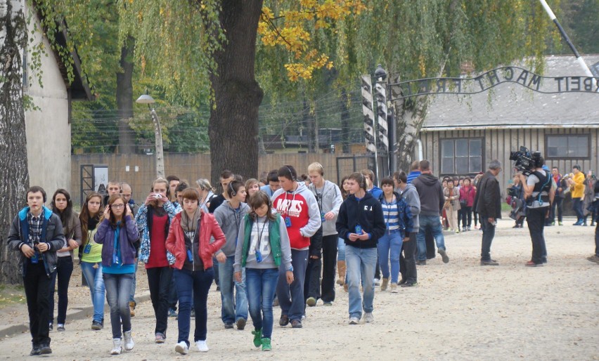 Oświęcim. Liczba osób, które odwiedziły Miejsce Pamięci Auschwitz-Birkenau osiągnęła 2 mln 152 tys. To rekord w historii placówki