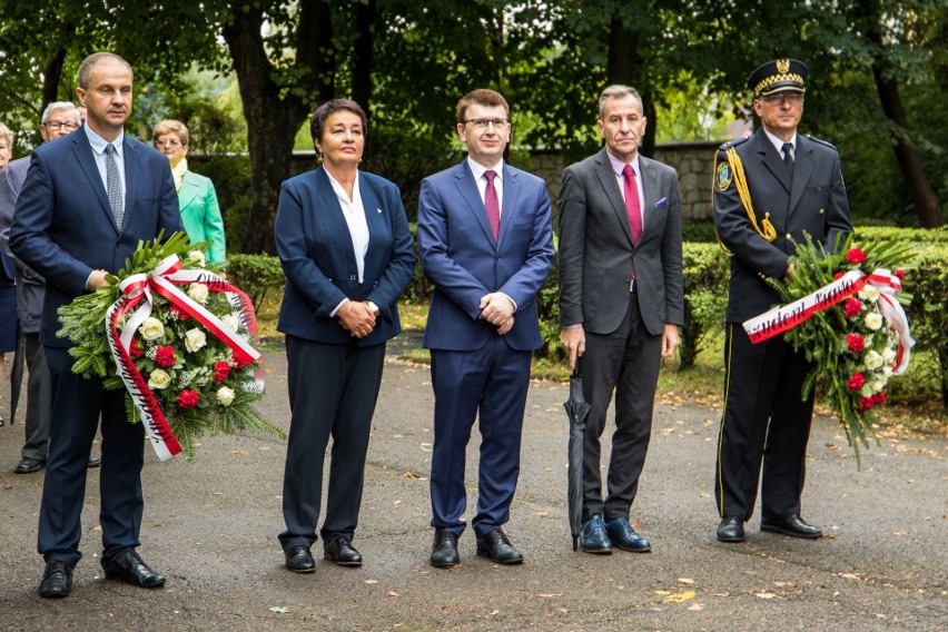 Rocznica wybuchu II wojny światowej w Ostrowcu. Była krótka uroczystość na cmentarzu [ZDJĘCIA]