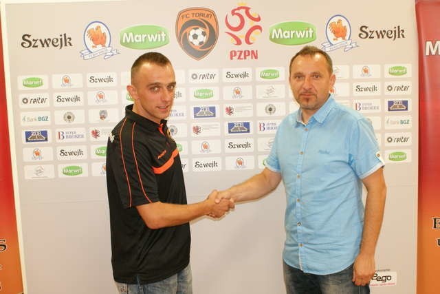 Marcin Mikołajewicz (z lewej) został nowym graczem FC Toruń. W drużynie powitał go Marek Wiśniewski, wiceprezes klubu