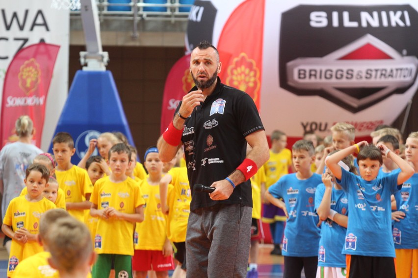 Marcin Gortat trenuje dzieci na Marcin Gortat Camp w...