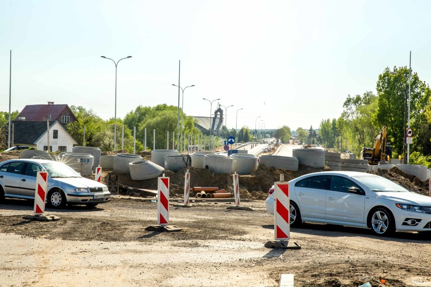 Mężczyźni kierowali ruchem na budowie ulicy Ciołkowskiego w...