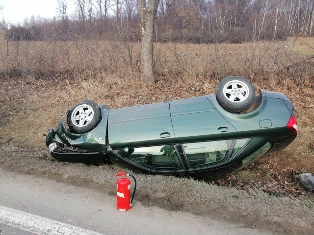 Do zdarzenia doszło w Bliznem koło Brzozowa. Z ustaleń funkcjonariuszy wynika, że kierujący audi prawdopodobnie zasnął za kierownicą. Mężczyzna na łuku drogi zjechał z jezdni i doprowadził do wywrócenia się pojazdu. W samochodzie nie było pasażerów. Kierujący audi, 51-letni mieszkaniec powiatu brzozowskiego doznał obrażeń ciała i został przewieziony do szpitala. Mężczyzna był trzeźwy. Za spowodowanie tego zdarzenia mężczyzna został pouczony.Zobacz także: Wypadek w Ciemięrzowicach niedaleko Przemyśla. W zderzeniu BMW z mercedesem ranne zostały dwie osoby