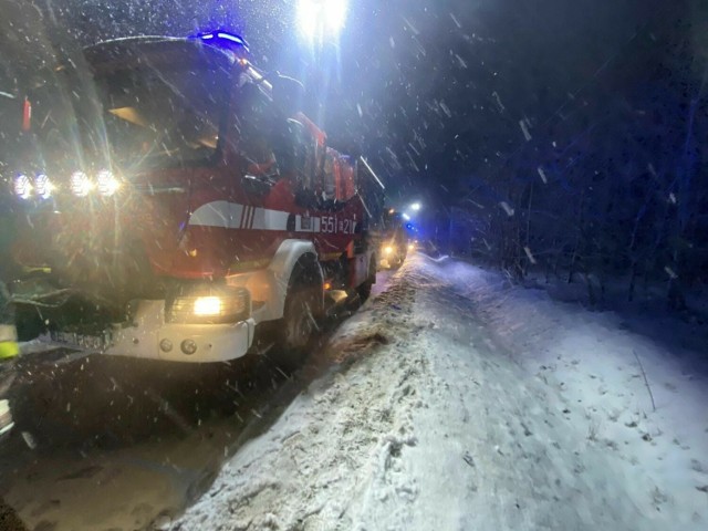 Cztery osoby zostały ranne w zderzeniu BMW ze skodą octavią na trasie Przycłapy - Mierzyce w powiecie wieluńskim