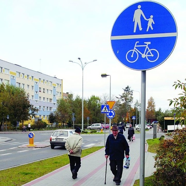 Chodnik i znak przy ulicy Grunwaldzkiej mylą przechodniów.