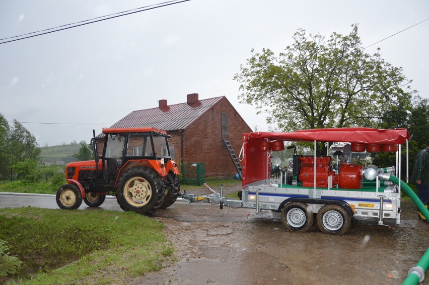 Łaganów. Strażacy i pompa zapobiegli kolejnemu zalaniu wsi [ZDJĘCIA, WIDEO]