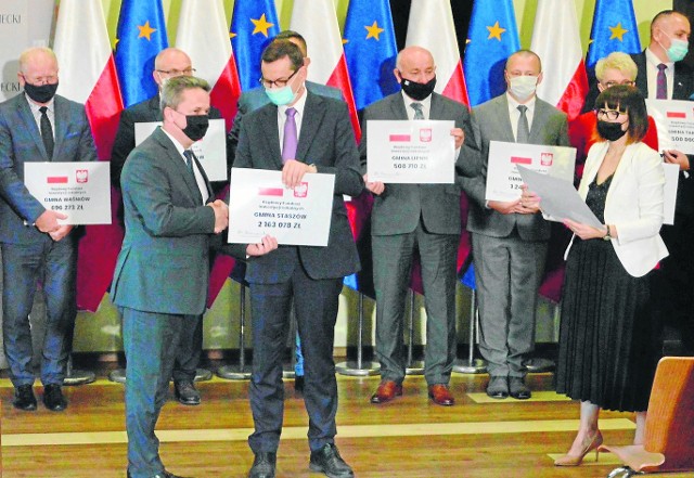 Promesę od premiera odbiera burmistrz Staszowa Leszek Kopeć