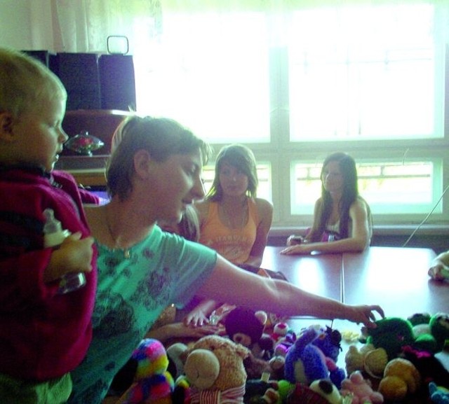 - Czasami nawet najmniejsza zabawka potrafi wywołać wielki uśmiech na twarzy dziecka - mówią wolontariusze z "siwej&#8221;