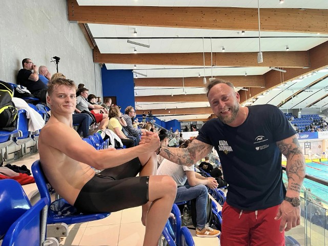 Mikołaj Filipiak i trener Artur Mikicin podczas mistrzostw Polski na pływalni w Lublinie