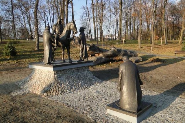 W parku stanęła między innymi figura króla Władysława Jagiełły na koniu.