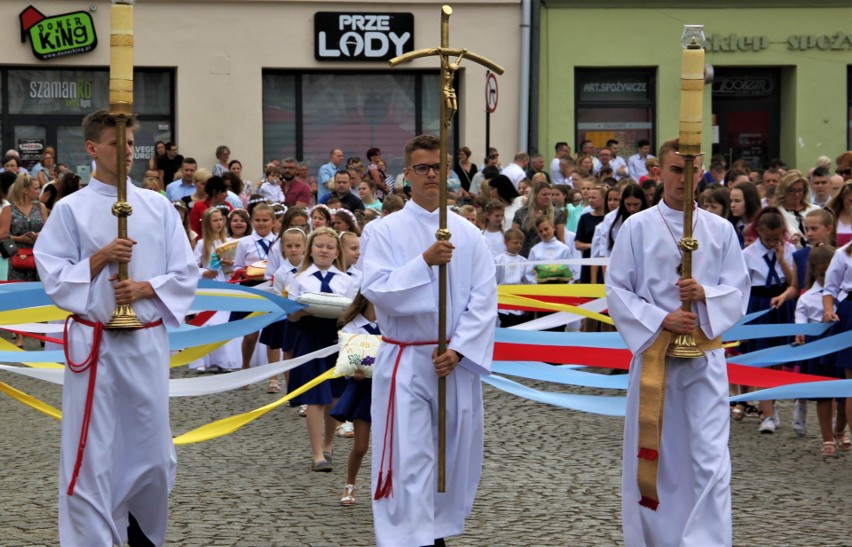 Nowy Sącz. Procesja Bożego Ciała w 2019 roku zgromadziła na sądeckim rynku tłumy wiernych. [ZDJĘCIA]