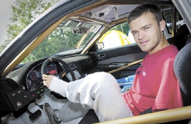 Lewa stopa na kierownicy, prawa obsługuje gaz i hamulec &#8211; Bartosz Ostałowski jest licencjonowanym kierowcą rajdowym .