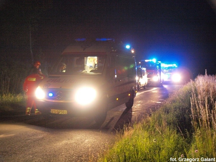Wypadek pod Białogardem: Alfa Romeo roztrzaskana na drzewie [zdjęcia]