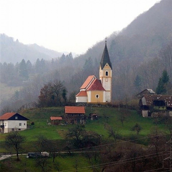 Niemalże każda z wsi znajdujących się na przedgórzu Alp ma swój własny, niewielki kościół.