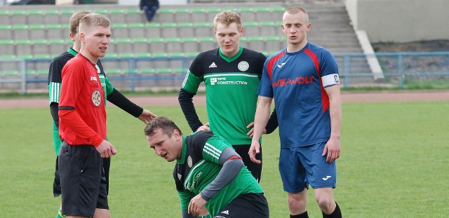 Grzegorz Pacholczak (trzeci z prawej) strzelił zwycięskiego gola dla Politechniki Świętokrzyskiej w meczu z Sokołem Rykoszyn