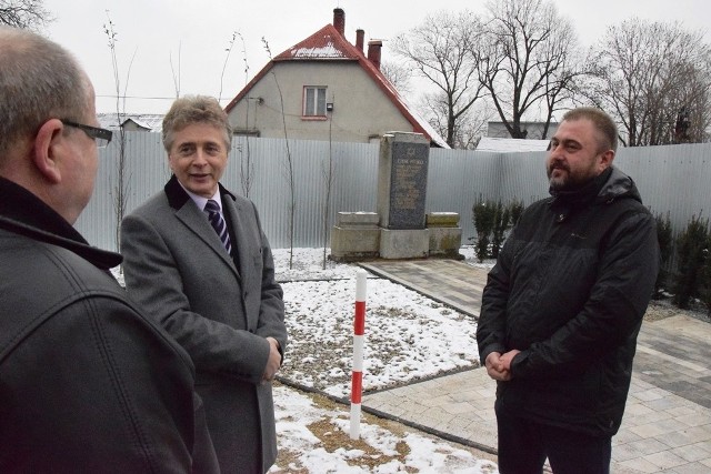 Pomnik w Czechowicach-Dziedzicach upamiętniający Żydów polskich i innych narodowości pomordowanych przez Niemców, znalazł się w godnym otoczeniu