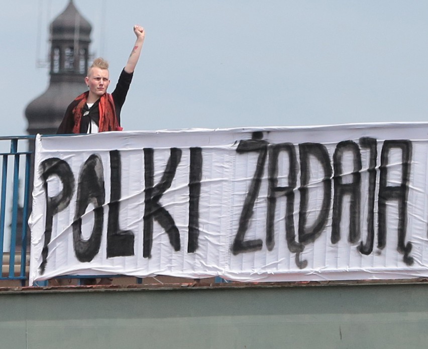Aktywistki ze Szczecina powiesiły baner na Trasie Zamkowej.
