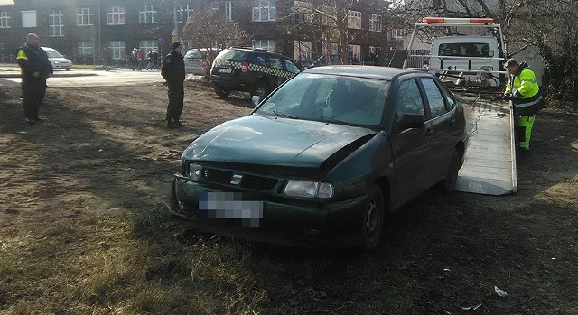 Samochód od kilku miesięcy stał na ul. Bema w Zielonej Górze. Był rozbity. Straż miejska podjęła decyzję o jego odholowaniu. Seat blokował planowaną budowę centrum przesiadkowego.Pojazd został porzucony kilka miesięcy temu. Uczestniczył w kolizji. Do straży miejskiej z prośbą o interwencję zwrócili się pracownicy zielonogórskiego magistratu. Pojazd stał w miejscu, w którym zaplanowano budowę centrum przesiadkowego. Pozostawienie go blokowałoby realizację inwestycji.Straż miejska ustalił, ze właścicielem seata jest obywatel Ukrainy. Mężczyzna nie reagował na pisma od straży. W związku z tym auto zostało odholowane.POLECAMY RÓWNIEŻ PAŃSTWA UWADZE:Wjechali pani Teresie do jej studia treningu autem... i nawet nie pomogli? Kierowca jak gdyby nigdy nic wysiadł z auta i poszedł do domuZobacz również: Magazyn Informacyjny Gazety Lubuskiej. Najważniejsze informacje tygodnia: