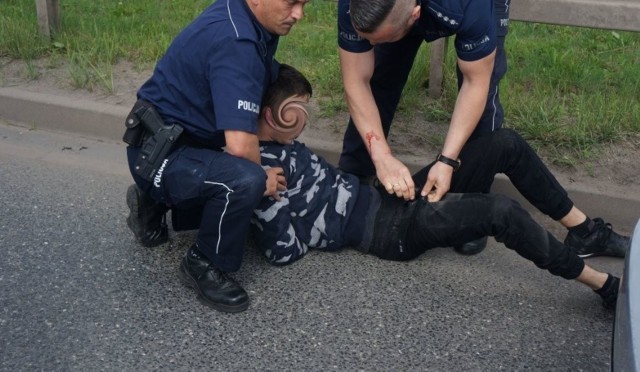 Dramatyczny pościg za 29-latkiem zakończył się w Katowicach. Ranny został policjant drogówki. Przesuwaj gestem lub za pomocą strzałki, by zobaczyć kolejne zdjęcie
