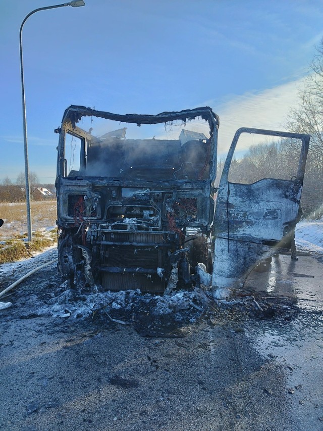 Tyle zostało z MAN-a, który zapalił się w poniedziałek na drodze w gminie Łączna