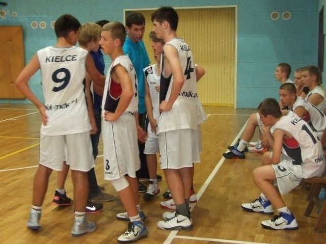 Młodzi koszykarze MKK - MDK Kielce zajęli piąte miejsce na turnieju w Kielcach.