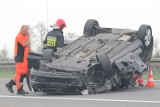 Po dachowaniu BMW jedna osoba ranna. Droga Strzelin - Oława nieprzejezdna