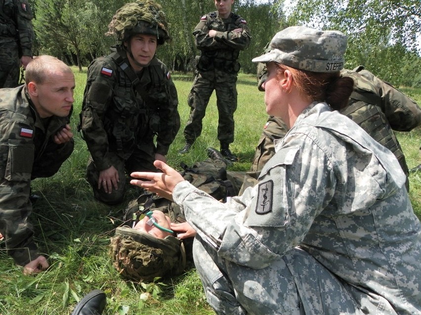 Udzielanie pierwszej pomocy rannemu żołnierzowi