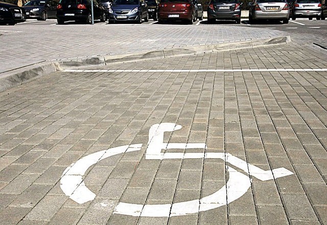 W 2014 roku znacznemu zaostrzeniu uległy przepisy dla niepełnosprawnych starających się o kartę parkingową