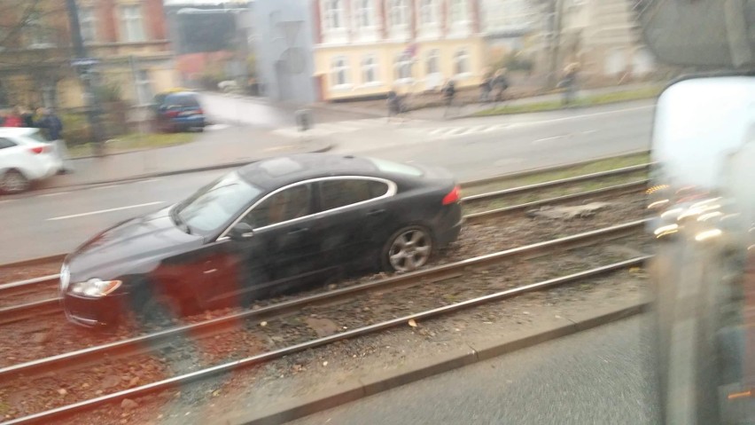 W sobotę (16.11) w Bydgoszczy auto wjechało na torowisko,...