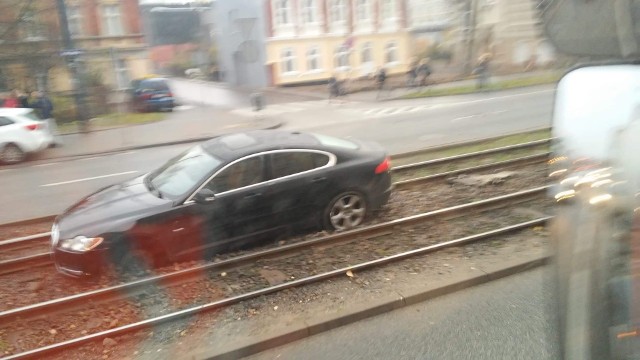 W sobotę (16.11) w Bydgoszczy auto wjechało na torowisko, blokując ruch tramwajów na kilkadziesiąt minut.