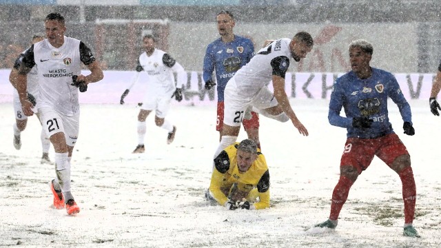 Gliwice, 2 grudnia 2023 roku. Piłkarze Piasta i Puszczy Niepołomice zdołali w takich warunkach pograć niecałe 15 minut