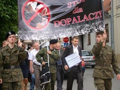 W Olkuszu działa pięć sklepów z dopalaczami. Miesiąc temu zorganizowano tu marsz pod hasłem „Stop dla dopalaczy”. Mieszkańcy nie chcą w swoim mieście takich sklepów, ale niewiele mogą zrobić. Fot. Eliza Jarguz.