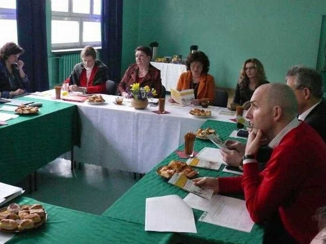 Czwartkowa komisja edukacji w budynku szkoły na kieleckich Herbach.