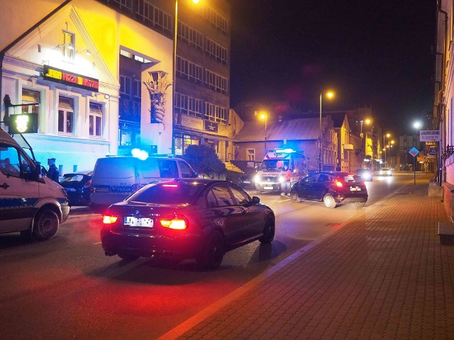 W czwartek wieczorem na ul. Warszawskiej, pod lokalem Jaga Pizza&Bistro, pojawiła się policja. Łącznie przyjechały trzy radiowozy. Wezwano także pogotowie.